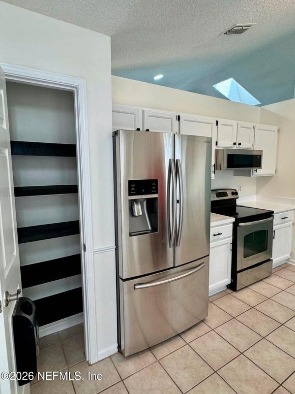 Foto del edificio - 8250 Lakemont Dr