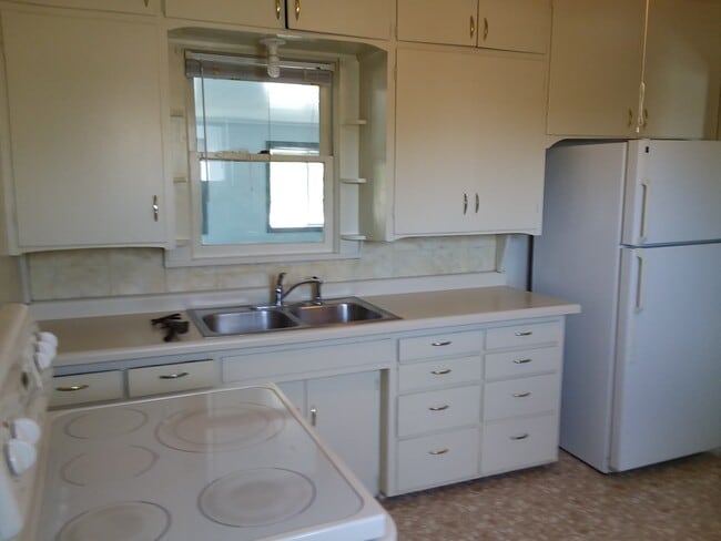 Kitchen - 221 Bridge St