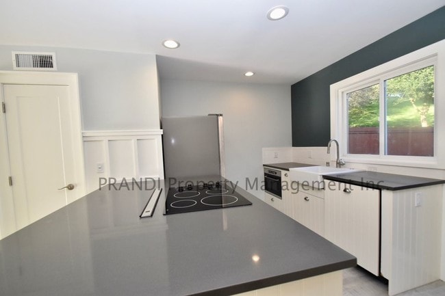 Building Photo - 30 Aries Ln