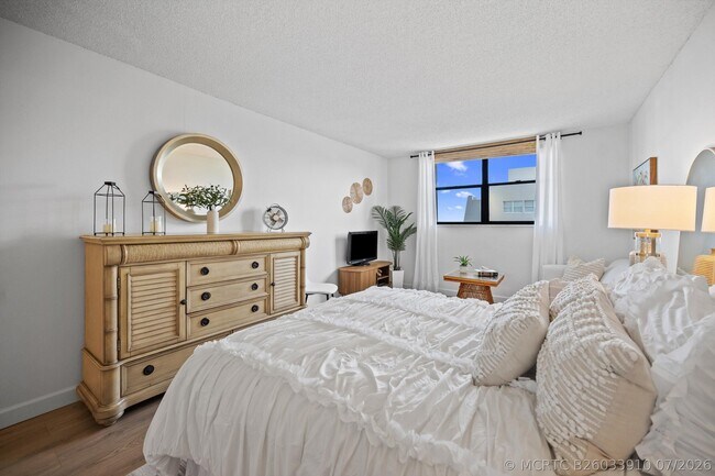 Building Photo - 3540 S Ocean Blvd