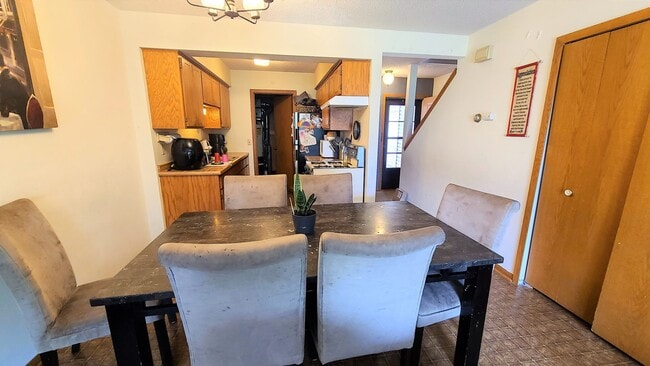 Building Photo - 2 Br/1.5 Ba TH w/Open Floor Plan, Attached...