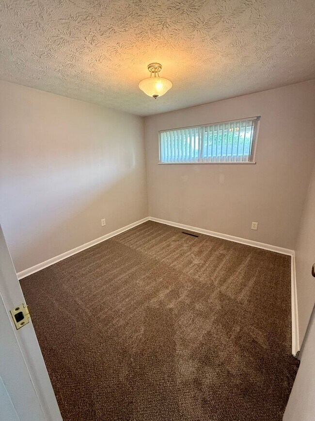 Foto del edificio - Updated 3BR Brick Ranch | Screened Porch | Attached Garage
