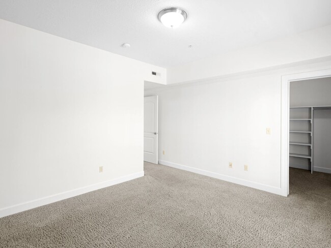 Building Photo - Luxurious Condo in North Orem