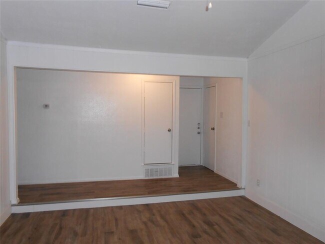 Building Photo - 1017 King Manor Dr
