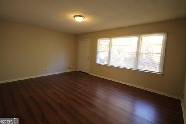 Building Photo - 3661 Pinehill Cir