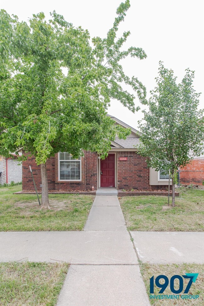 Photo - 2102 Briarcliff Dr House