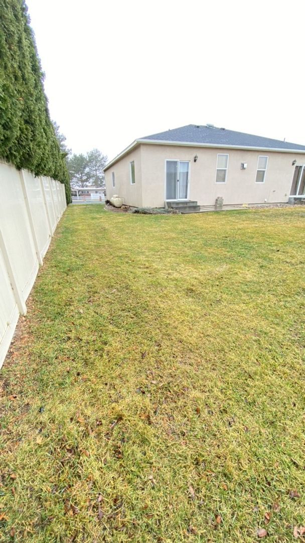 Foto del edificio - Triple Car Garage & New Interior Paint