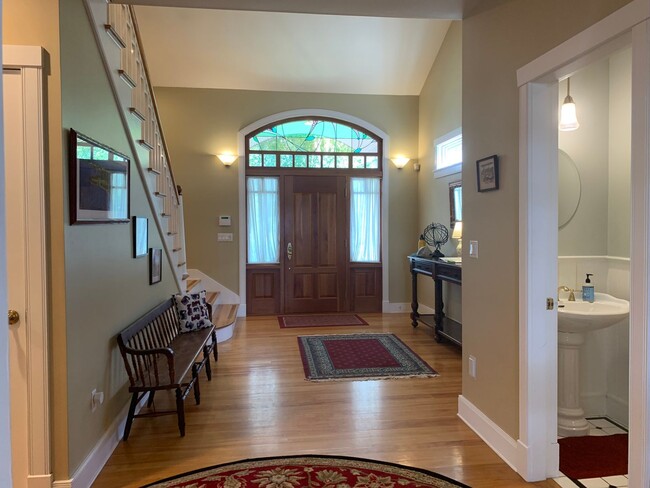 Building Photo - Stunning Lakeside Home in Charlotte w/hot ...