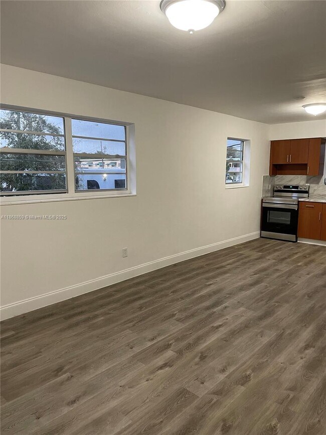 Foto del edificio - 633 NW 23rd Ct
