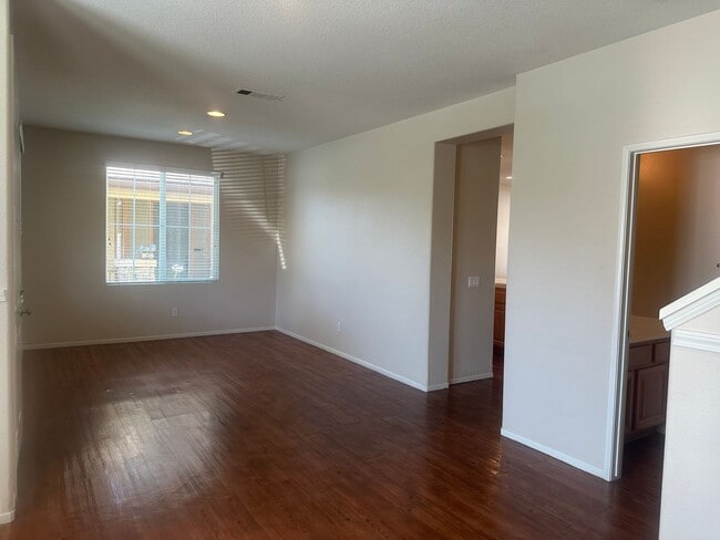 Building Photo - Charming 3 Bedroom, 2.5 Bath Home in North...