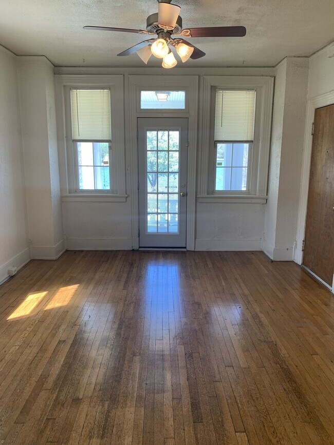 Building Photo - 603 S Davis Ave