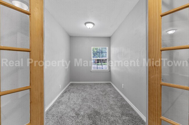 Building Photo - Charming Home in Established Community