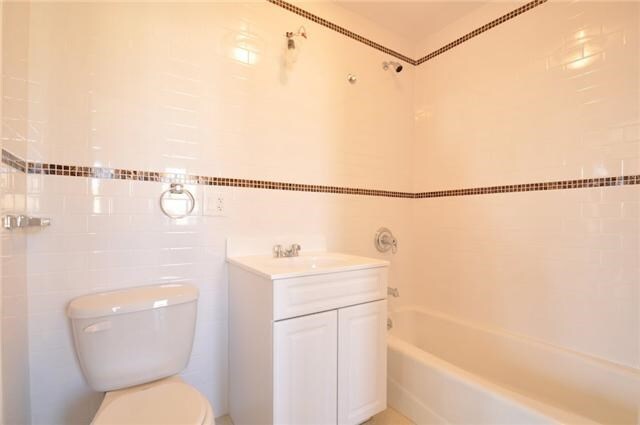 Building Photo - 85 E 208th St