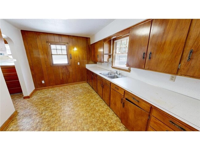 Building Photo - 114 6th Ave NE