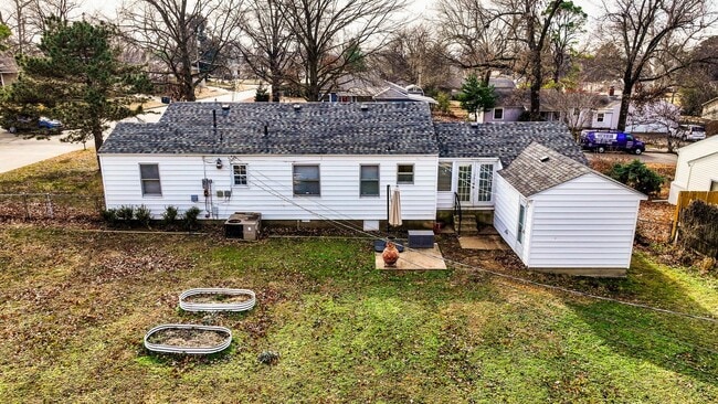 Building Photo - Adorable move in ready bungalow.
