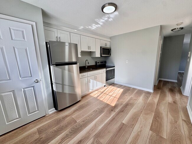 Building Photo - 837 River St