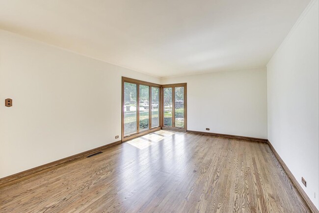 Building Photo - 828 N Fernandez Ave