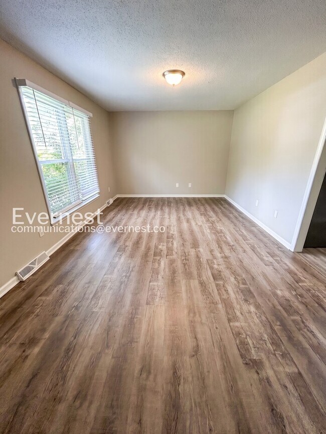 Foto del edificio - 1676 Guilford Dr