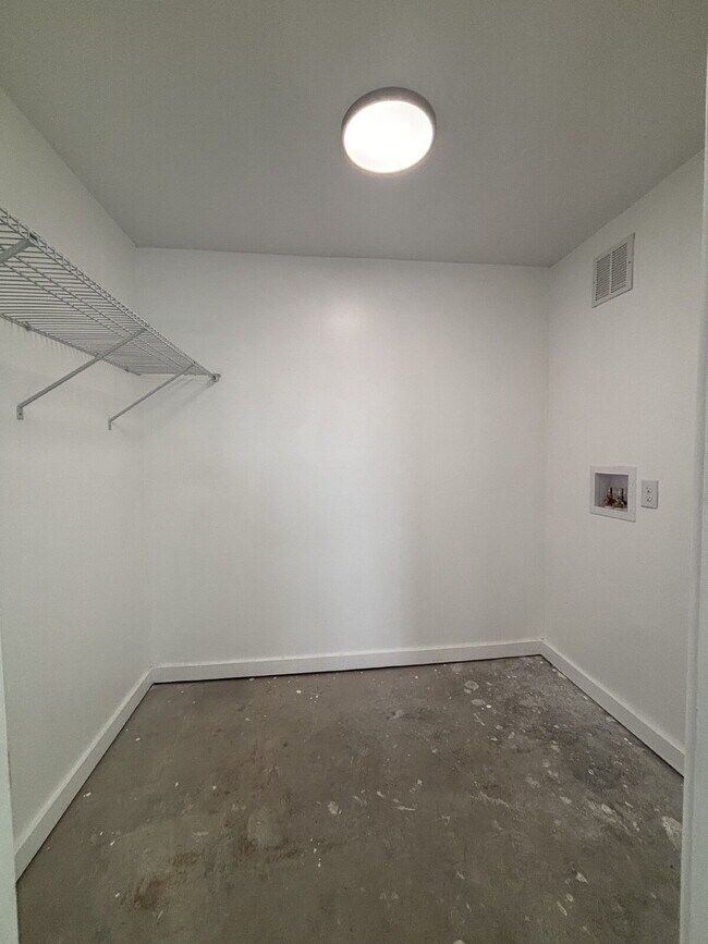 Building Photo - "Charming 2-Bed Oasis in Lynn Haven – Cozy...
