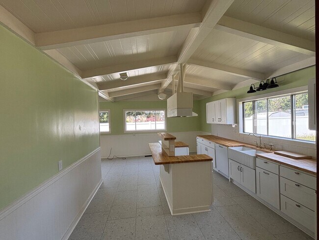 Building Photo - Charming Historic 4-bd Home for Rent – Ful...