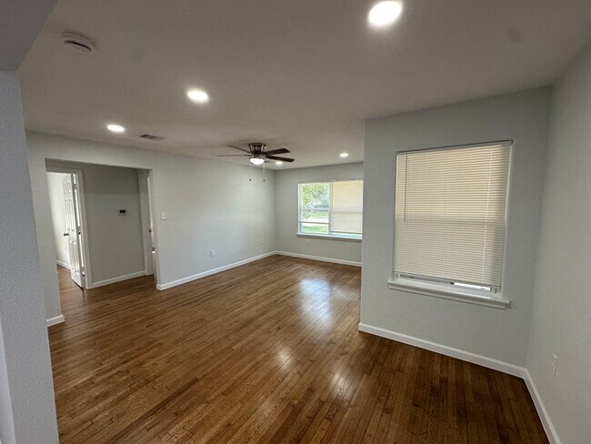 Building Photo - 224 Birch St