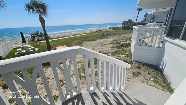 Building Photo - Beautiful Views Direct Ocean Front Condo