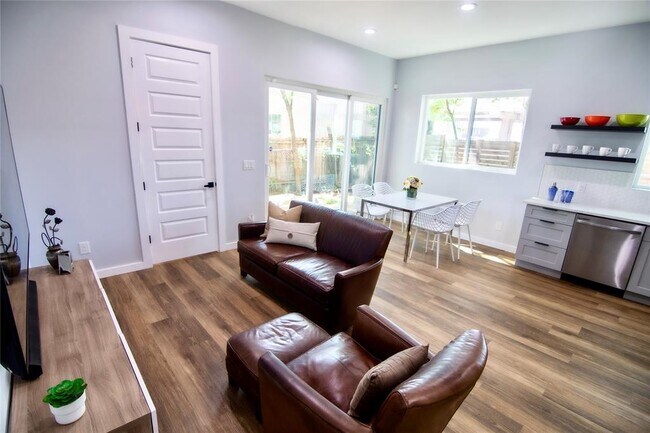 Foto del edificio - 3508 Robinson Ave