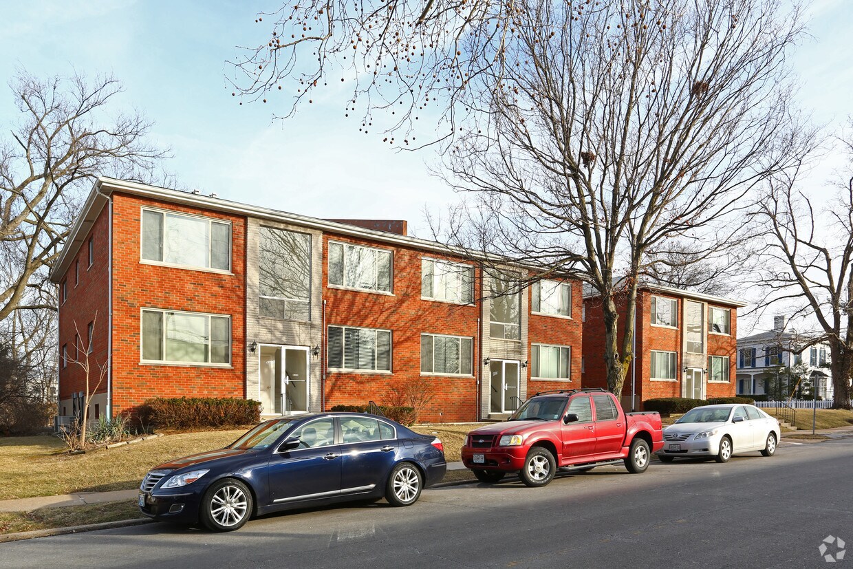 Primary Photo - 214-220 S Clay St