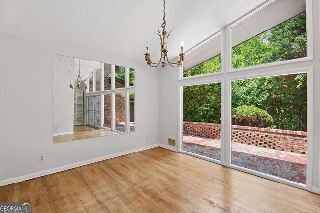 Foto del edificio - 3543 Cloudland Dr