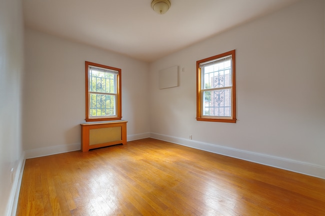 Foto del edificio - 6263 Ellwell Cres