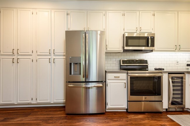 Building Photo - Fabulous Remodeled Penthouse Unit