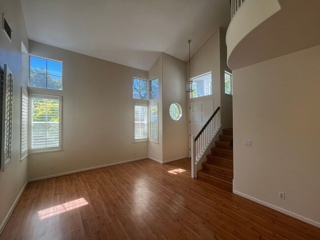 Building Photo - Newark Home is in perfect area for commuti...