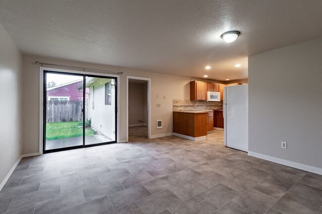 Building Photo - Beautiful 3 Bed 2 home with 2 Car Garage-E...