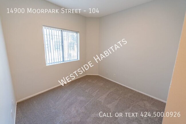 Building Photo - 14900 Moorpark St