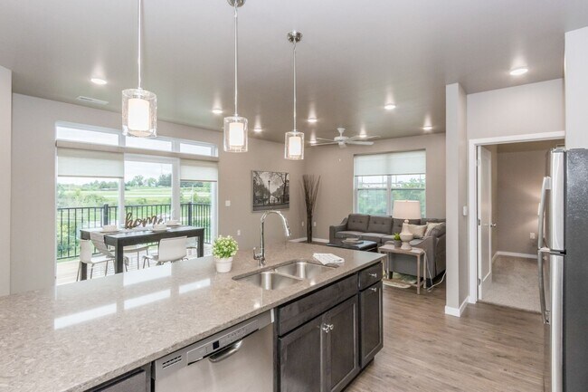 Foto del edificio - Spacious 2-Bedroom/2-Bath, end unit on 3rd floor, available 7/1/2026