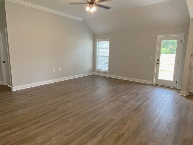 Foto del edificio - 3 bedrooms, 2 baths in Hahira/North Lownde...