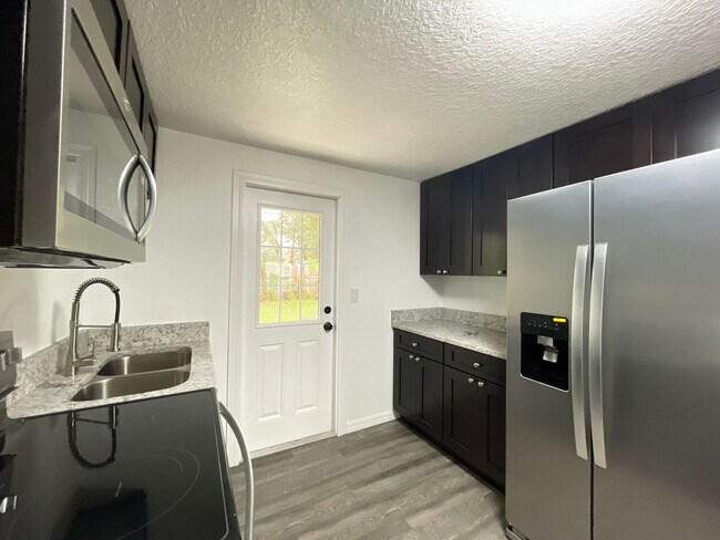 Foto del edificio - Newly Renovated 2/1 Duplex in Lake Helen FL!