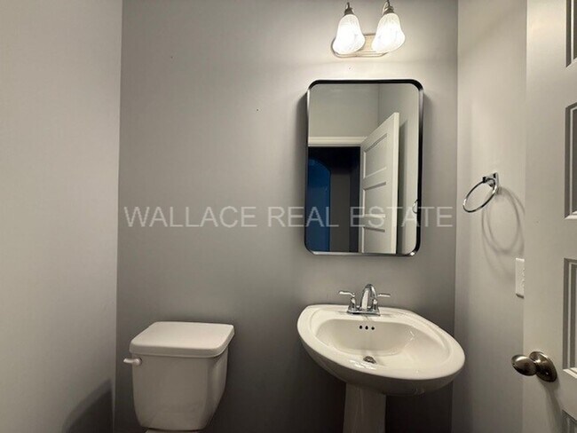 Foto del edificio - BEAUTIFUL 4 BEDROOM HOUSE IN LENOIR CITY!!!