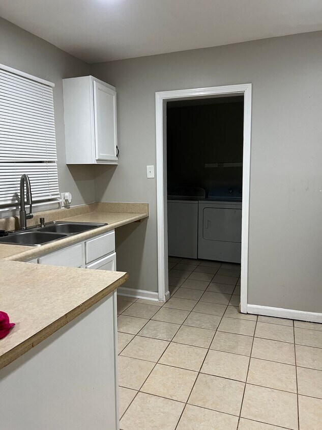 Foto principal - A charming 3 bedroom, 1 bathroom house has...