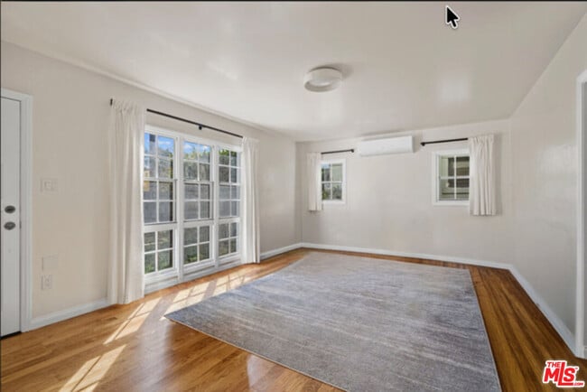 Foto del edificio - 819 Crestmoore Pl