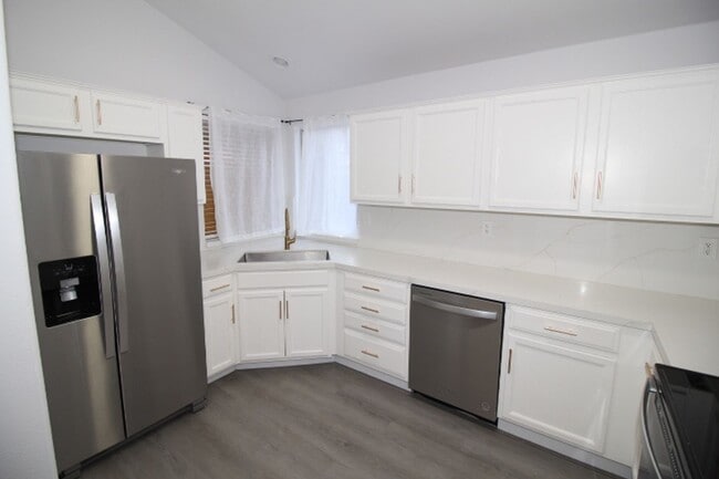 Foto del edificio - 2232 Golden Ave