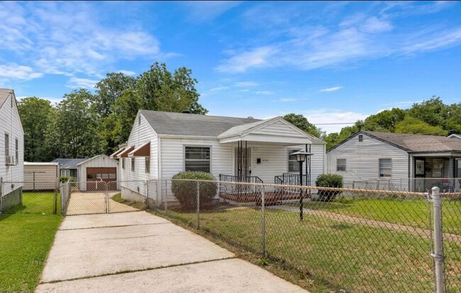 Building Photo - Spacious 3 Bedroom Home