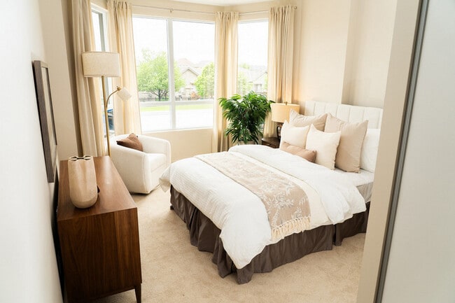 Building Photo - South Carriage Place II