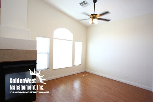 Building Photo - Cozy 2Bdm 2Ba Condo Unit with Attached Gar...