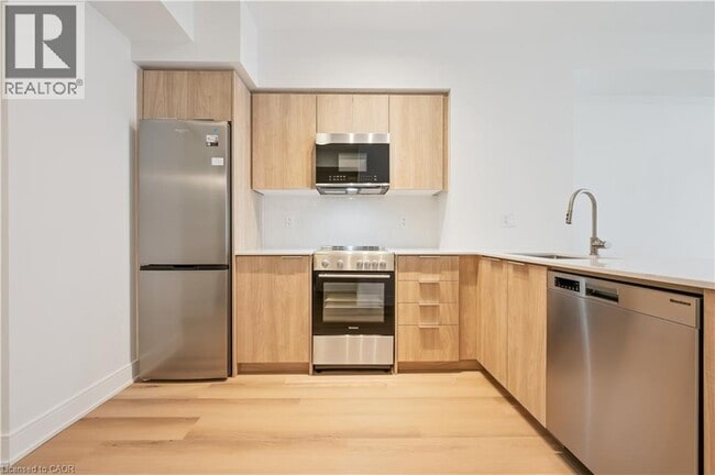 Building Photo - 25 Wellington St S