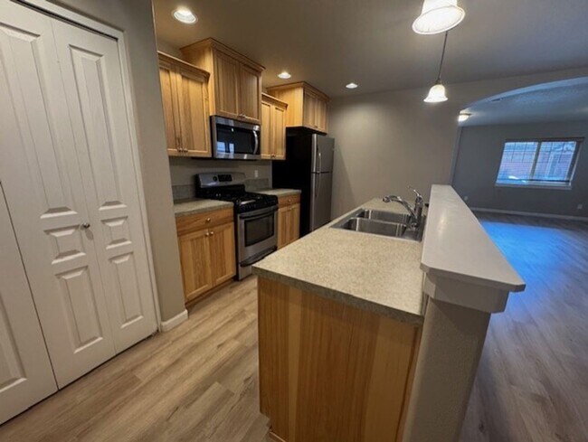 Foto del edificio - MOVE IN SPECIAL $500 OFF FIRST MONTH RENT ...