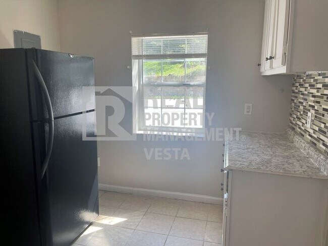 Foto del edificio - Section 8 Accepted - Well Kept Two Bedroom...