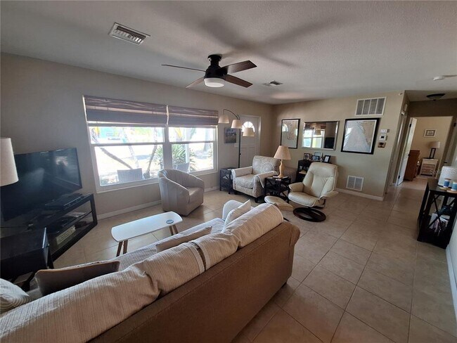 Building Photo - 1541 Crest Dr