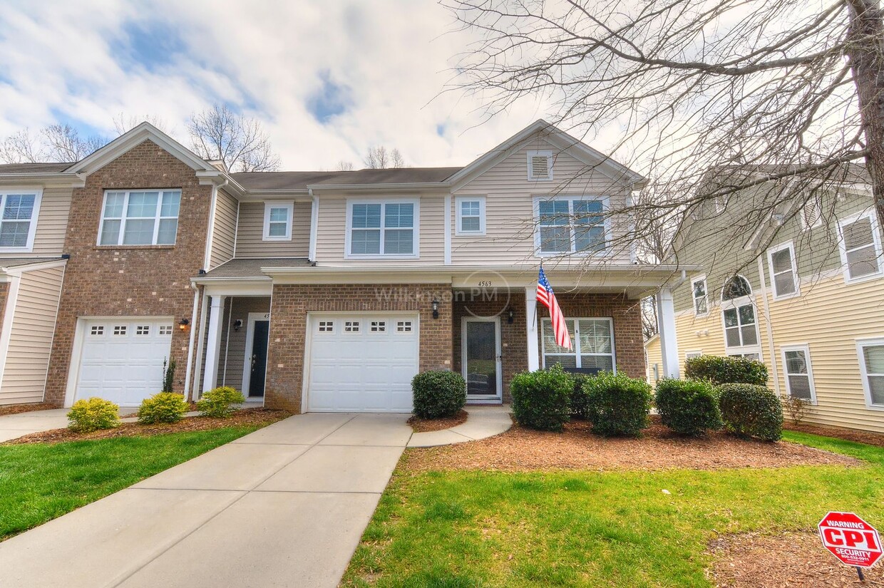 Foto principal - Big & Nice 3Br/2.5Bth Townhome in Steele C...