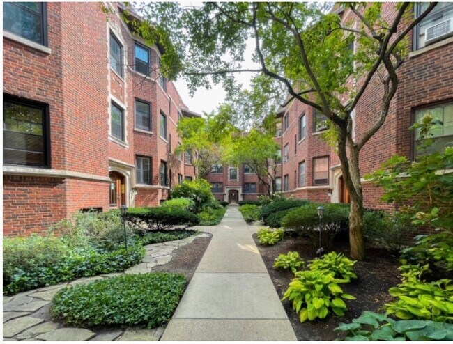 Foto del edificio - 535 W Brompton Ave